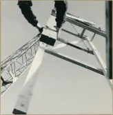 Vänersborg. Den nyrenoverade kyrkspiran monteras