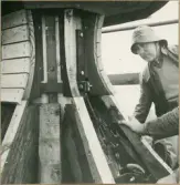 Vänersborg. Den nyrenoverade kyrkspiran monteras