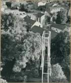 Vänersborg. Den nyrenoverade kyrkspiran monteras