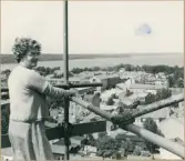 Vänersborgs kyrka. Eivor Molnit blickar ut över Vänersborg