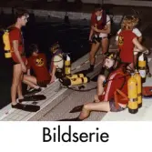 Serie om 12 fotografier som visar medlemmar i Lindome Sportdykarklubb öva dykning i Åby simhall i Åby, Mölndal, år 1983.