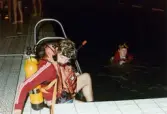 Medlemmar i Lindome Sportdykarklubb övar dykning i Åby simhall i Åby, Mölndal, år 1983.
