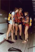 Medlemmar i Lindome Sportdykarklubb övar dykning i Åby simhall i Åby, Mölndal, år 1983.