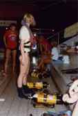 Medlemmar i Lindome Sportdykarklubb övar dykning i Åby simhall i Åby, Mölndal, år 1983.
