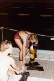 Medlemmar i Lindome Sportdykarklubb övar dykning i Åby simhall i Åby, Mölndal, år 1983.