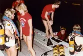 Medlemmar i Lindome Sportdykarklubb övar dykning i Åby simhall i Åby, Mölndal, år 1983.
