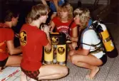Medlemmar i Lindome Sportdykarklubb övar dykning i Åby simhall i Åby, Mölndal, år 1983.