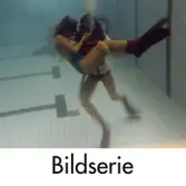 Serie om fem fotografier som visar medlemmar i Lindome Sportdykarklubb öva dykning i Åby simhall i Åby, Mölndal, år 1983.