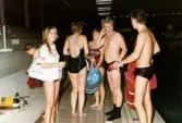 Medlemmar i Lindome Sportdykarklubb övar dykning i Åby simhall i Åby, Mölndal, år 1983.
