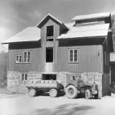 Bönderna i Ölmevalla och Fjärås malde sitt mjöl i Torpa kvarn. Den ansågs särskilt bra då man kunde få tre sorters mjöl: sikt, toppmalet, sammalet. Kvarnen ägdes av Erik Claesson. Traktor med släp tillhör Rune Öberg, som hämtar sitt malda mjöl.