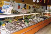Fiskaffären i Mölndals centrum den 10 maj 1991. Fiskdisken full med fisk och skaldjur.