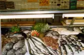 Fiskaffären i Mölndals centrum den 10 maj 1991. Närbild på fisk i fiskdisken.