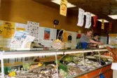 Fiskaffären i Mölndals centrum den 10 maj 1991. Butikspersonal bakom disken.