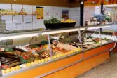 Fiskaffären i Mölndals centrum den 10 maj 1991. Fiskdisken full med fisk och skaldjur.