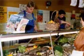 Fiskaffären i Mölndals centrum den 10 maj 1991. Butikspersonal bakom disken.