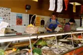 Fiskaffären i Mölndals centrum den 10 maj 1991. Butikspersonal bakom disken.