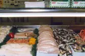 Fiskaffären i Mölndals centrum den 10 maj 1991. Närbild på fiskar och fiskfiléer i fiskdisken.