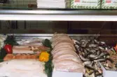 Fiskaffären i Mölndals centrum den 10 maj 1991. Närbild på fiskar och fiskfiléer i fiskdisken.