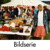 Serie om fyra fotografier som visar loppmarknad på Frejaplan i Mölndal på 1990-talet.