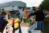 Loppmarknad på Frejaplan i Mölndal på 1990-talet. Idrottshuset/Aktiviteten i bakgrunden.