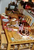 Julbord för två. Ett dukat bord på Höjdgatan i Mölndal, år 1980.