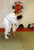 En man och en kvinna från Mölndals Judoklubb tränar judo i oktober 1996.