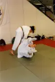 En man och en kvinna från Mölndals Judoklubb tränar judo i oktober 1996.