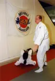En man och en kvinna från Mölndals Judoklubb tränar judo i oktober 1996.