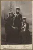 Porträtt av Högre Flickskolans, (Själanderska) i Gefle, första studenter: Sigrid Paues, Alma Lindahl och Tekla Swedlund den 5 juni 1889. Realstudenter.
