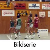 Serie om nio fotografier som visar Kvarnby Basket spela match i Mölndals idrottshus/Aktiviteten, år 1984. Motståndarlag och slutresultat är okända.