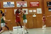 Kvarnby Basket spelar match i Mölndals idrottshus/Aktiviteten, år 1984. Motståndarlag och slutresultat är okända.