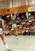 Kvarnby Basket spelar match i Mölndals idrottshus/Aktiviteten, år 1984. Motståndarlag och slutresultat är okända.