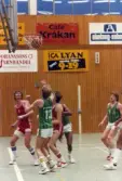 Kvarnby Basket spelar match i Mölndals idrottshus/Aktiviteten, år 1984. Motståndarlag och slutresultat är okända.