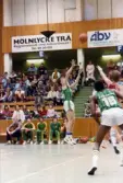 Kvarnby Basket spelar match i Mölndals idrottshus/Aktiviteten, år 1984. Motståndarlag och slutresultat är okända.