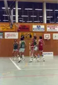 Kvarnby Basket spelar match i Mölndals idrottshus/Aktiviteten, år 1984. Motståndarlag och slutresultat är okända.