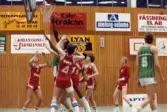 Kvarnby Basket spelar match i Mölndals idrottshus/Aktiviteten, år 1984. Motståndarlag och slutresultat är okända.