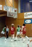 Kvarnby Basket spelar match i Mölndals idrottshus/Aktiviteten, år 1984. Motståndarlag och slutresultat är okända.