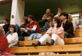 Kvarnby Basket spelar match i Mölndals idrottshus/Aktiviteten, år 1984. Motståndarlag och slutresultat är okända. Publik som följer matchen från läktaren.