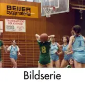 Serie om tio fotografier som visar Kvarnby Basket spela match i Mölndals idrottshus/Aktiviteten, år 1984. Motståndarlag och slutresultat är okända.