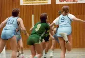 Kvarnby Basket spelar match i Mölndals idrottshus/Aktiviteten, år 1984. Motståndarlag och slutresultat är okända.