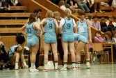 Kvarnby Basket spelar match i Mölndals idrottshus/Aktiviteten, år 1984. Motståndarlag och slutresultat är okända.
