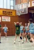 Kvarnby Basket spelar match i Mölndals idrottshus/Aktiviteten, år 1984. Motståndarlag och slutresultat är okända.