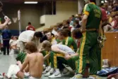 Kvarnby Basket spelar match i Mölndals idrottshus/Aktiviteten, år 1984. Motståndarlag och slutresultat är okända.