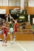 Kvarnby Basket spelar match i Mölndals idrottshus/Aktiviteten, år 1984. Motståndarlag och slutresultat är okända.