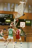 Kvarnby Basket spelar match i Mölndals idrottshus/Aktiviteten, år 1984. Motståndarlag och slutresultat är okända.
