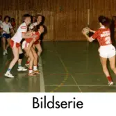 Serie om två fotografier som visar Mölndals Handbollsförening spela match i Mölndals idrottshus, år 1986. Motståndarlag och slutresultat är okända.