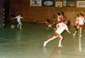 Mölndals Handbollsförening spelar match i Mölndals idrottshus, år 1986. Motståndarlag och slutresultat är okända.