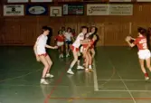 Mölndals Handbollsförening spelar match i Mölndals idrottshus, år 1986. Motståndarlag och slutresultat är okända.