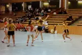 Mölndals Handbollsförening spelar match i Mölndals idrottshus, oktober-november 1985. Motståndarlag och slutresultat är okända.