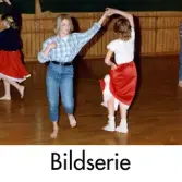 Serie om sju fotografier som visar högstadieelever som övar dans inför uppsättningen av musikalen West Side Story. Stora lsalen i Aktiviteten/Idrottshuset i Mölndal, år 1986.